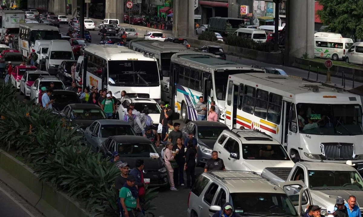 Este lunes 24 de noviembre se tiene previsto un megabloqueo de transportistas, entérate aquí las vialidades de CDMX y Edomex afectadas.