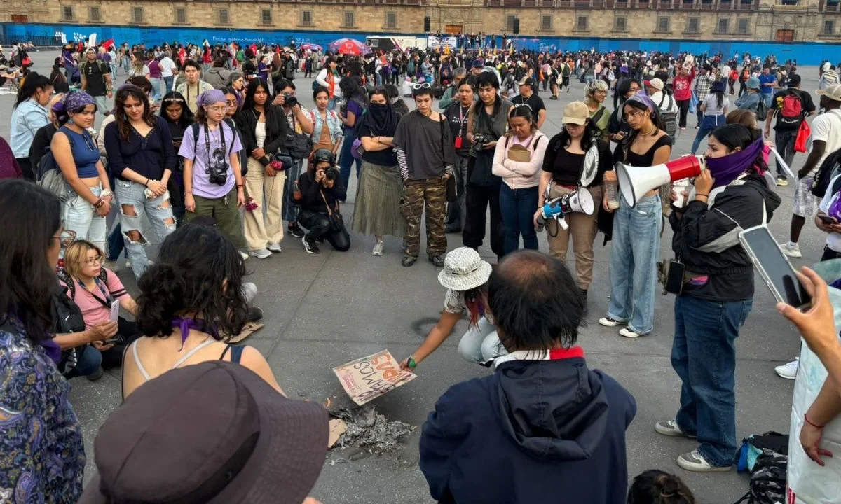 En el marco del Día Contra la Violencia Femenina, mujeres realizan marcha este 25 de noviembre rumbo al Zócalo capitalino.