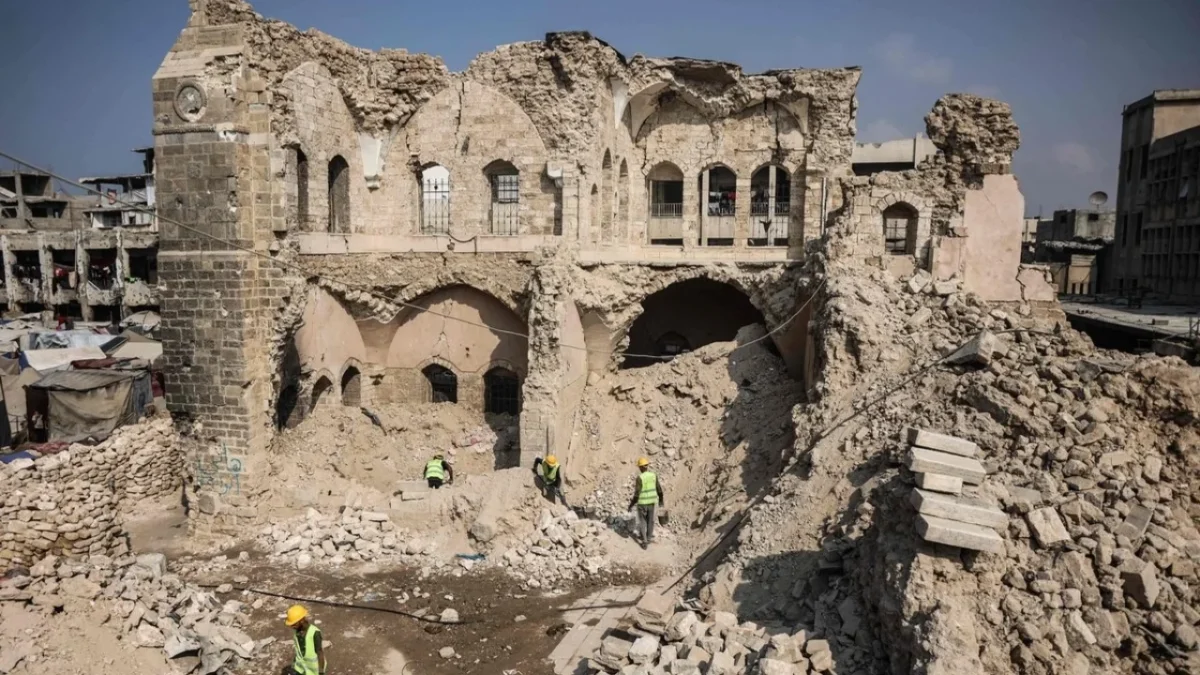 Trabajadores clasifican piedras entre escombros del Palacio del Pachá, preservando vestigios arqueológicos tras los bombardeos en Gaza.