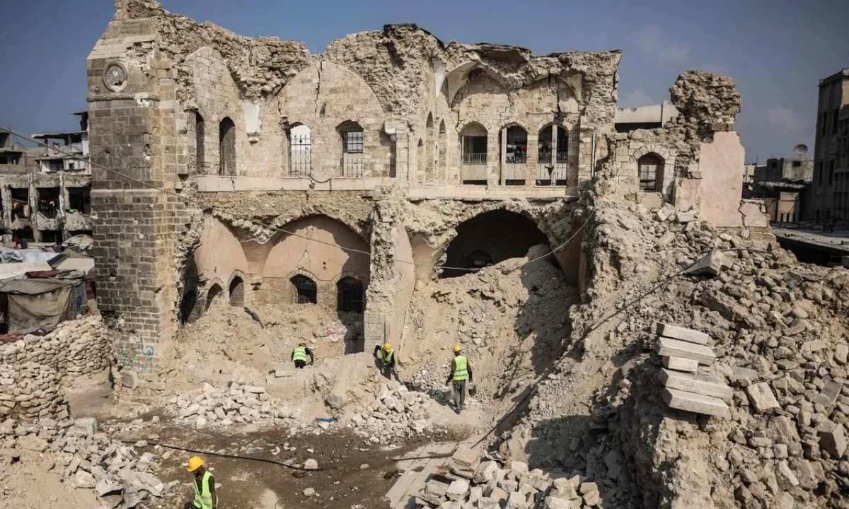 Trabajadores clasifican piedras entre escombros del Palacio del Pachá, preservando vestigios arqueológicos tras los bombardeos en Gaza.