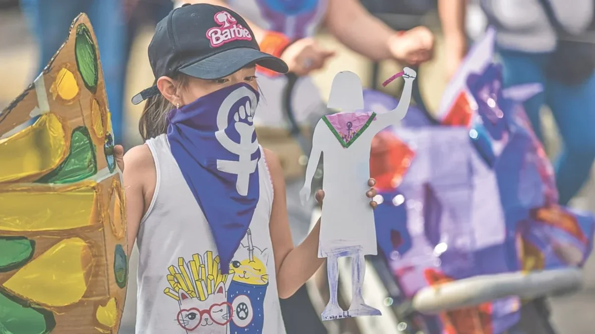 En la marcha 25N en CDMX, niñas, adultas y ancianas alzaron la voz por las que ya no están, exigiendo la atención de las autoridades.