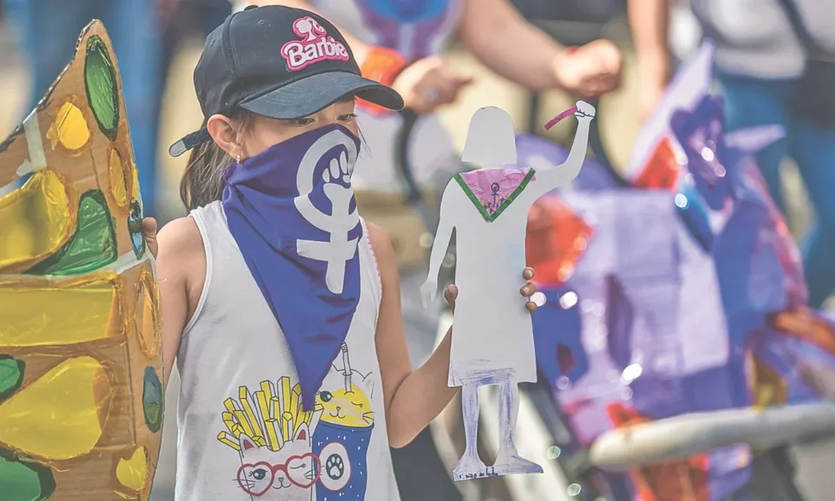 En la marcha 25N en CDMX, niñas, adultas y ancianas alzaron la voz por las que ya no están, exigiendo la atención de las autoridades.