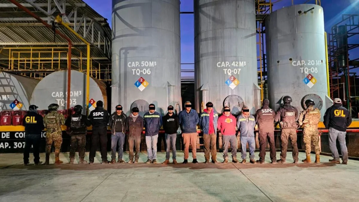 Autoridades aseguraron en Veracruz una empresa de manejo de residuos que funcionaba como fachada para almacenar y vender hidrocarburo ilegal.