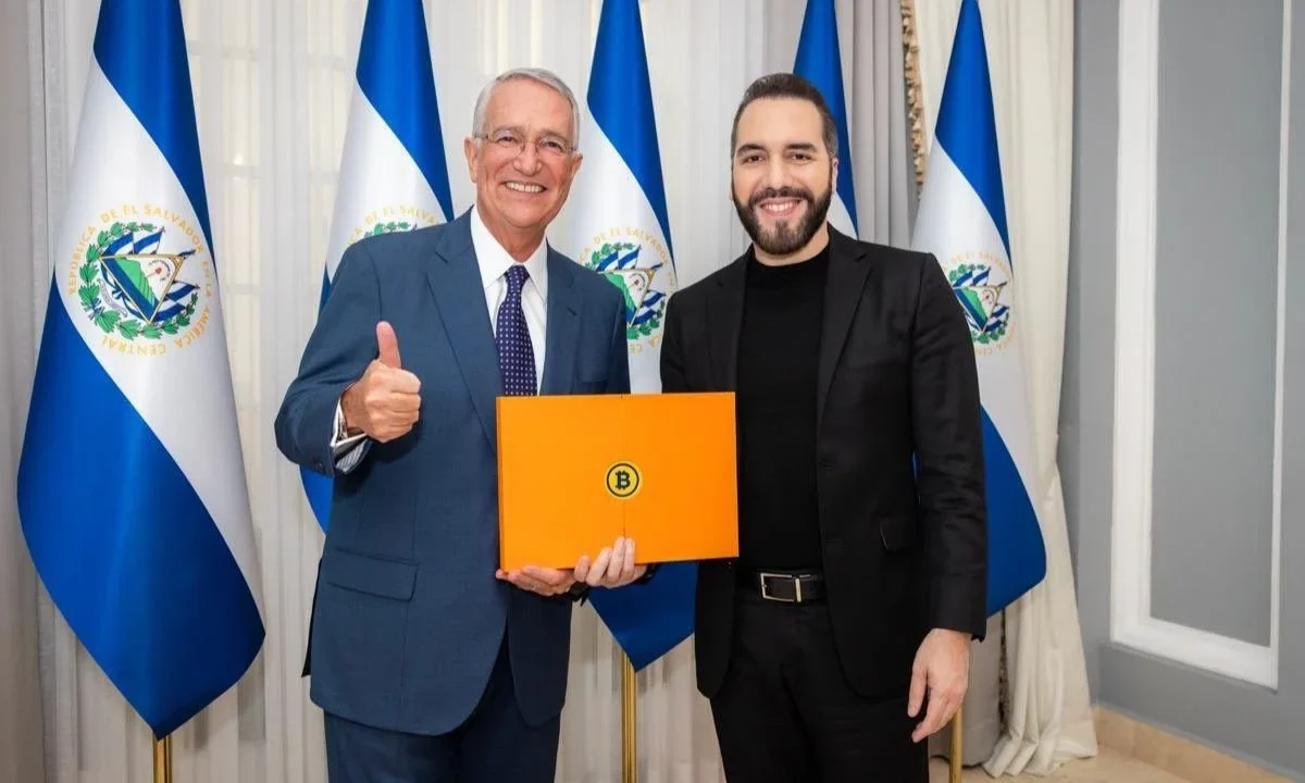 Desde El Salvador y en visita con Bukele, el empresario Ricardo Salinas Pliego presumió que, de ser presidente, le declararía la guerra al crimen.