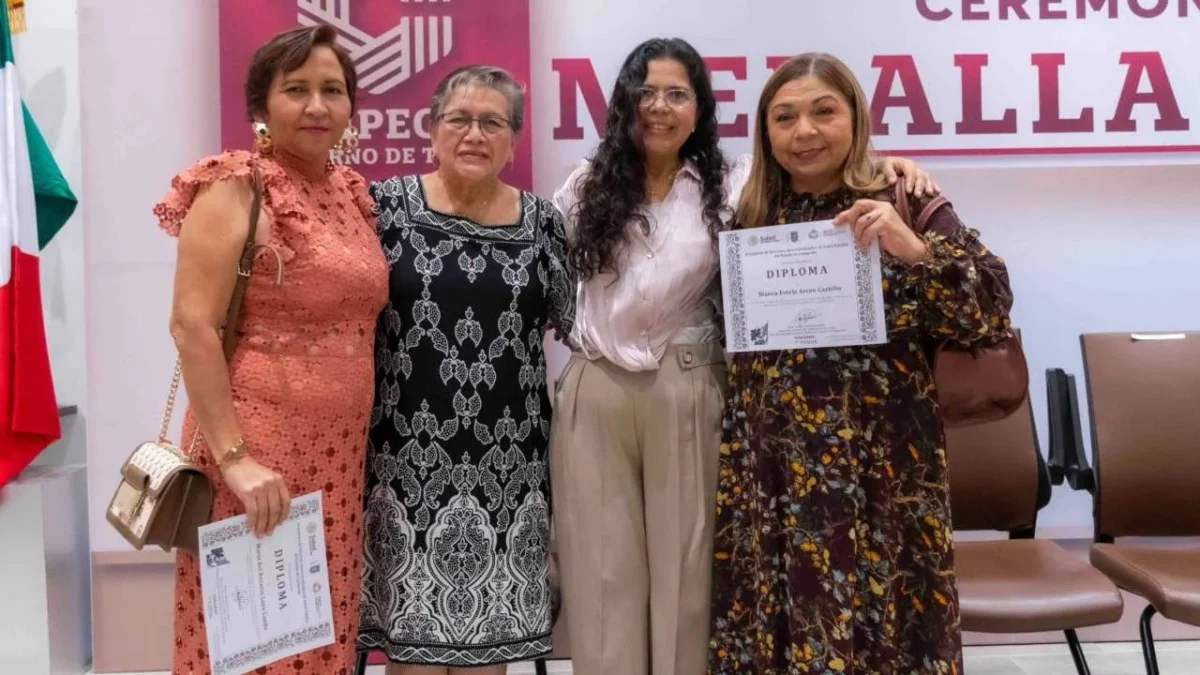 Entregan Medallas al Mérito a trabajadores de la Secretaría de Salud de Campeche.