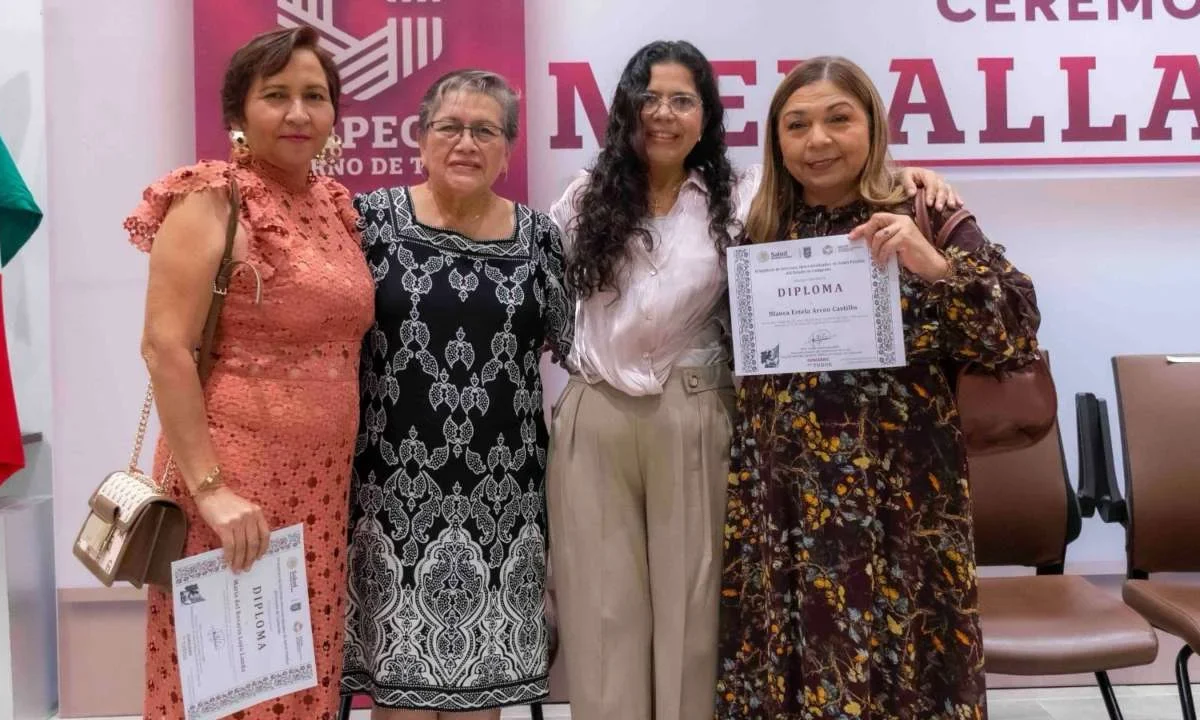Entregan Medallas al Mérito a trabajadores de la Secretaría de Salud de Campeche.