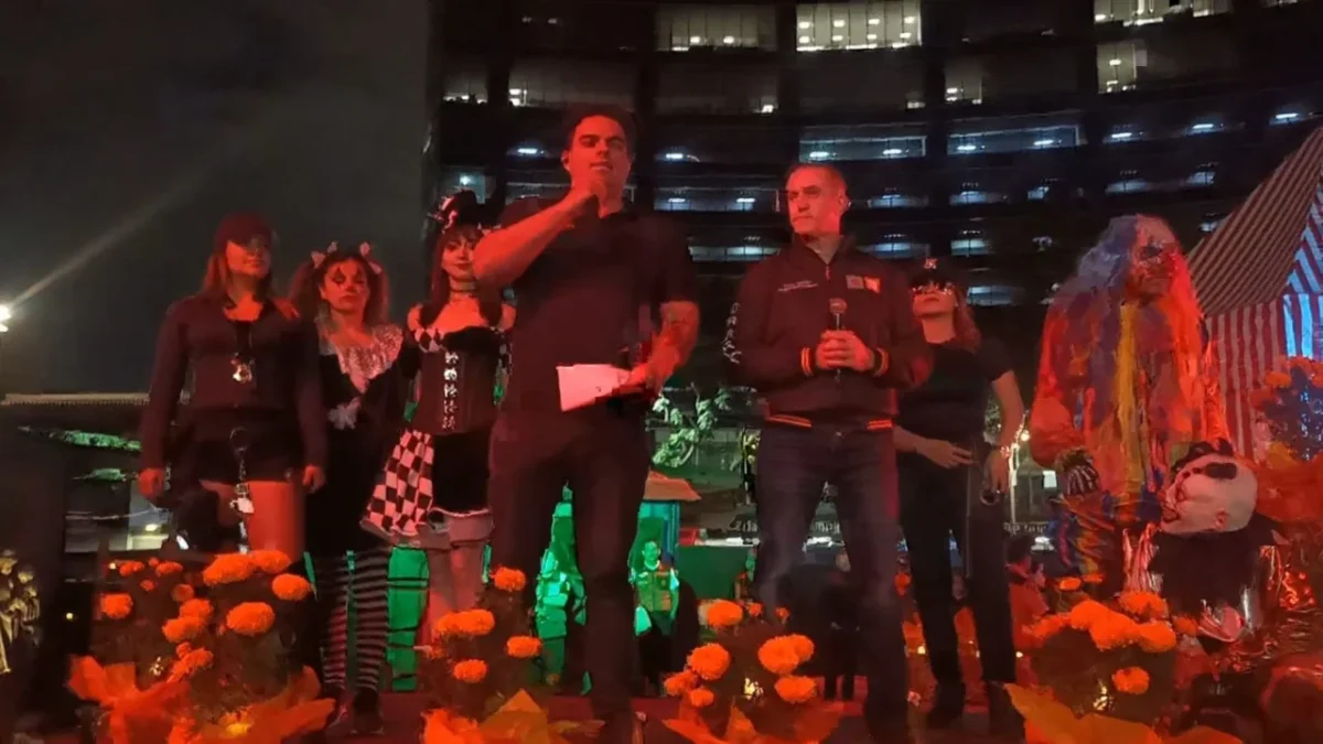 Participantes disfrutan de los Cuartos de Escape instalados en la Glorieta de Insurgentes, en una experiencia interactiva y divertida.