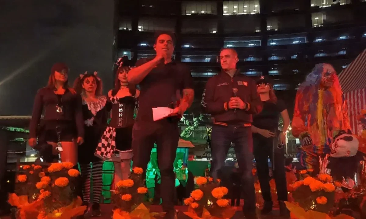 Participantes disfrutan de los Cuartos de Escape instalados en la Glorieta de Insurgentes, en una experiencia interactiva y divertida.
