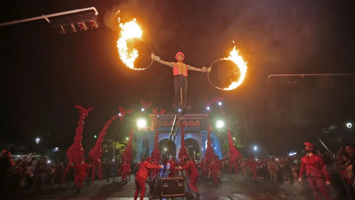 Les Girafes, grupo de marionetas de 8 metros de altura, maravillaron con un espectáculo multidisciplinario a miles en Guadalajara, Jalisco.