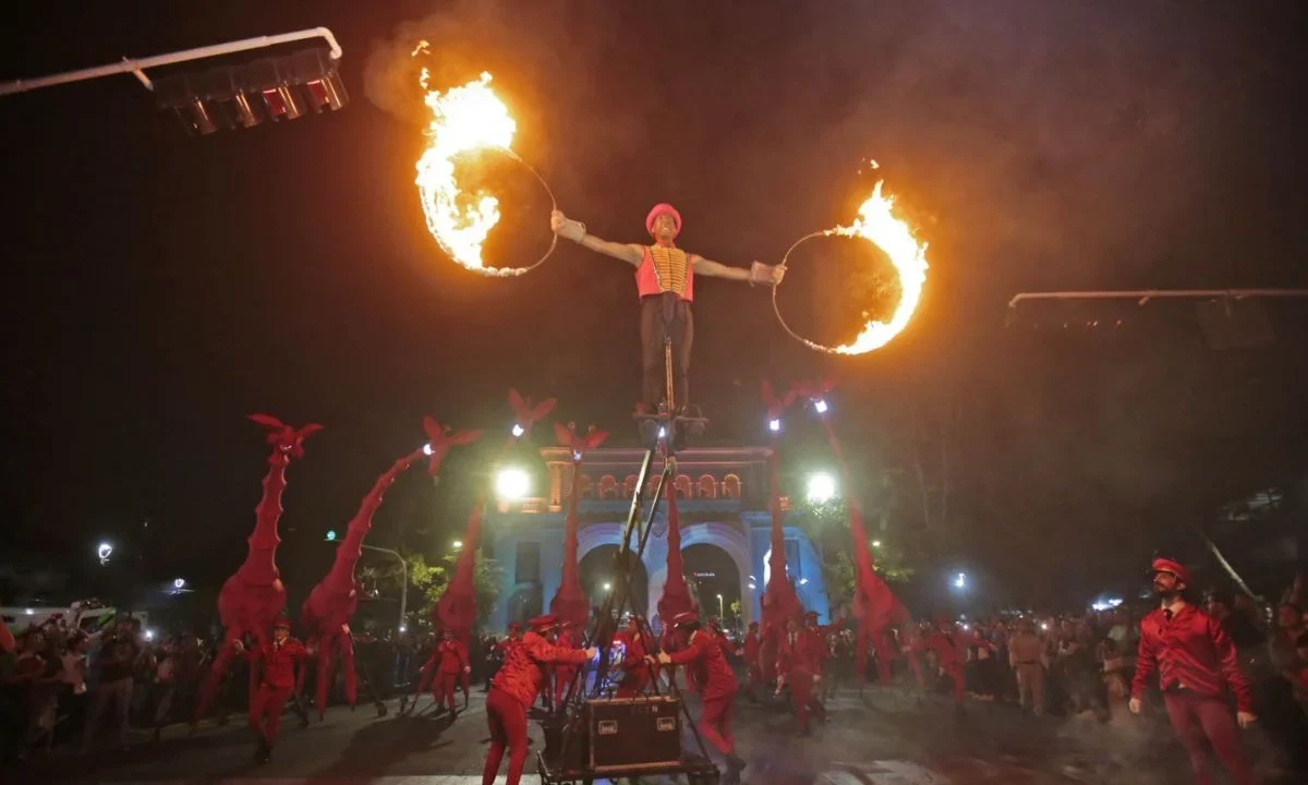 Les Girafes, grupo de marionetas de 8 metros de altura, maravillaron con un espectáculo multidisciplinario a miles en Guadalajara, Jalisco.