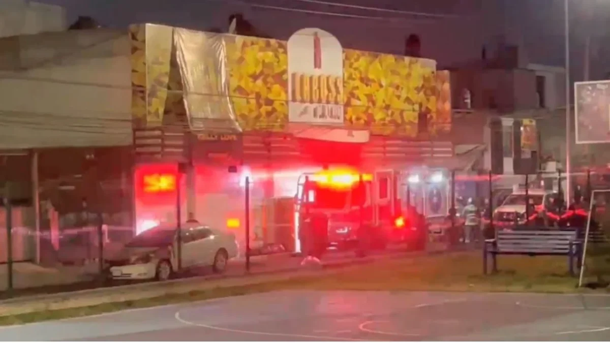 Tras el ataque armado en el centro nocturno se desató un incendio que fue atendido por el Cuerpo de Bomberos de Puebla, con agua a presión.