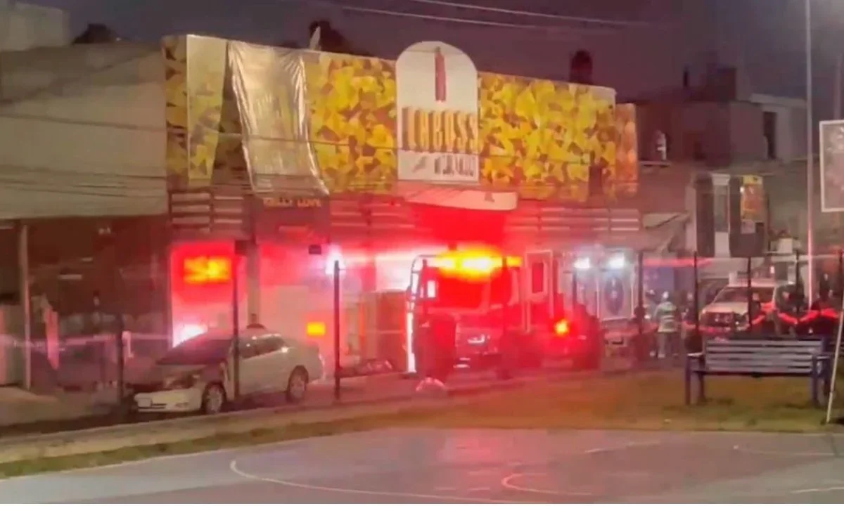 Tras el ataque armado en el centro nocturno se desató un incendio que fue atendido por el Cuerpo de Bomberos de Puebla, con agua a presión.