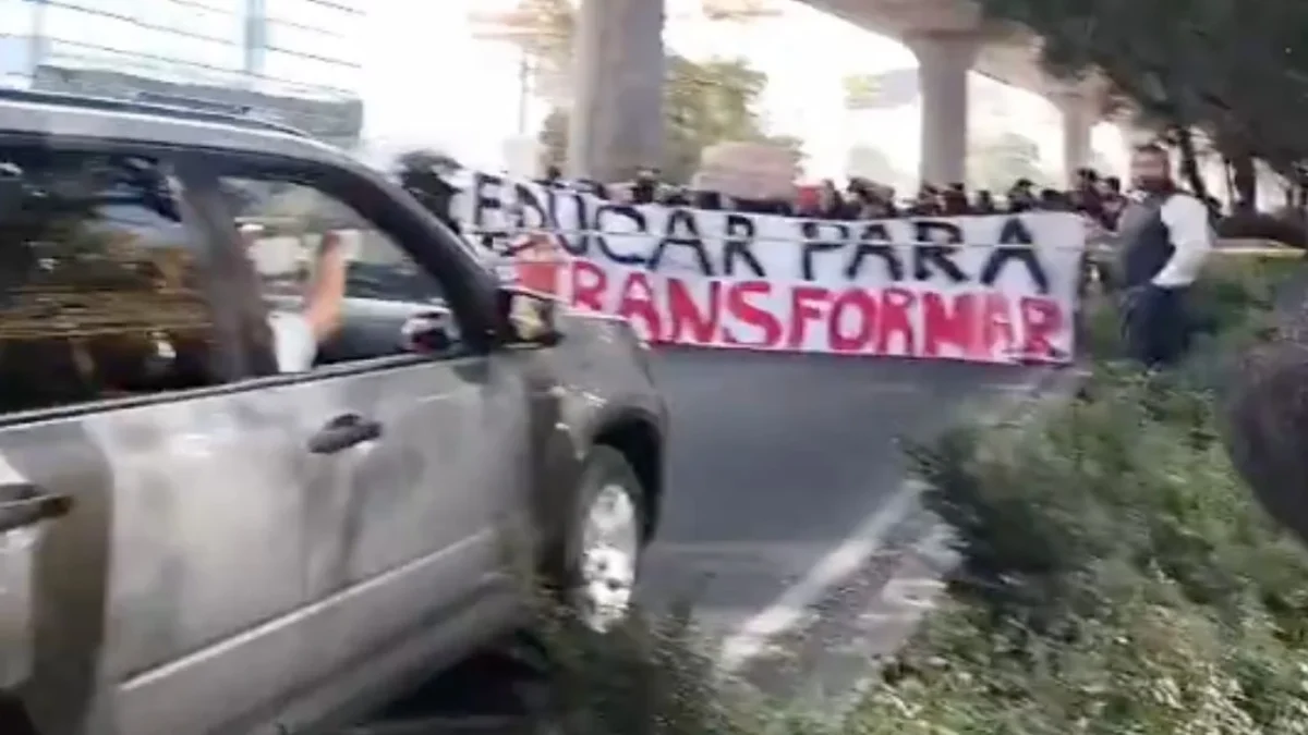 Manifestación de estudiantes de la UPN cierra ambos sentidos de Periférico a la altura de Boulevard Picacho-Ajusco en Tlalpan.