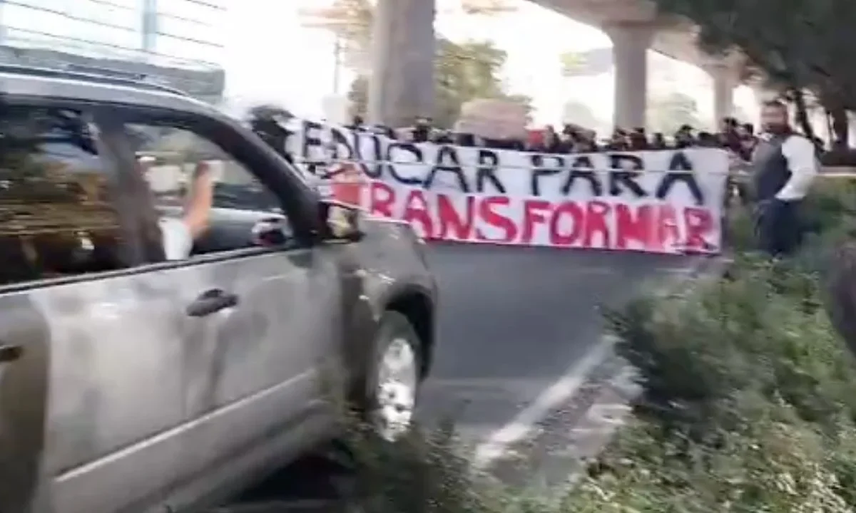 Manifestación de estudiantes de la UPN cierra ambos sentidos de Periférico a la altura de Boulevard Picacho-Ajusco en Tlalpan.