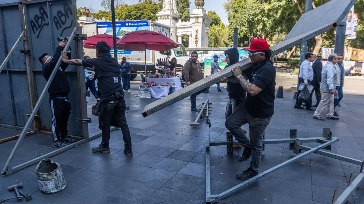 A marchas forzadas, las autoridades colocaban las vallas protectoras en la zona del Centro Histórico ante nueva marcha de la Generación Z.
