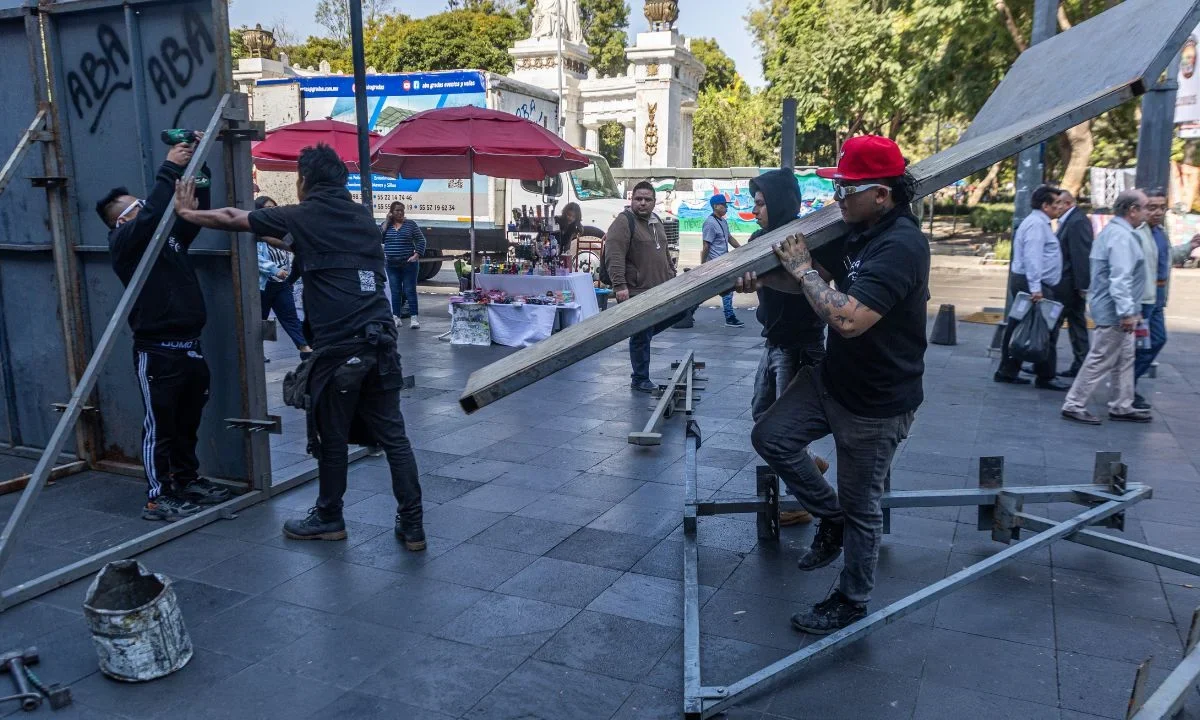 A marchas forzadas, las autoridades colocaban las vallas protectoras en la zona del Centro Histórico ante nueva marcha de la Generación Z.