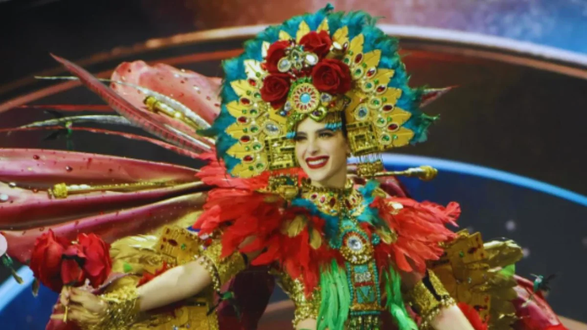 Fátima Bosch cruzó el escenario portando el vestido diseñado por Fernando Ortiz, alusivo a la diosa mexica de la belleza Xochiquetzal.