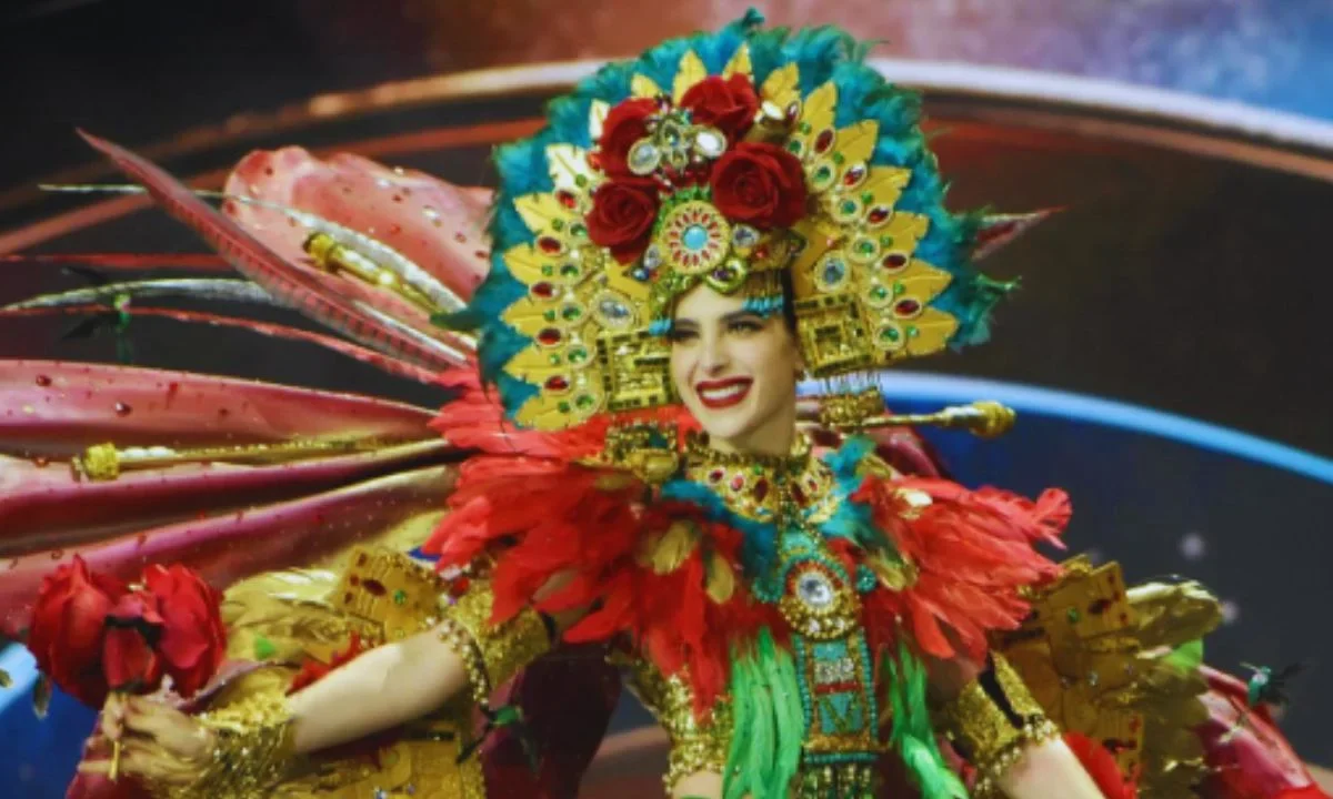Fátima Bosch cruzó el escenario portando el vestido diseñado por Fernando Ortiz, alusivo a la diosa mexica de la belleza Xochiquetzal.