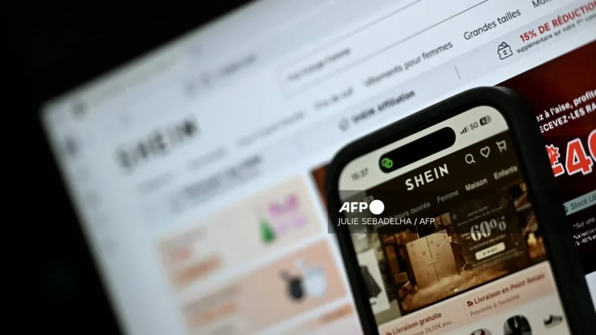 La primera tienda permanente de Shein abrió en París mientras el gobierno francés activa un proceso para suspender la plataforma.