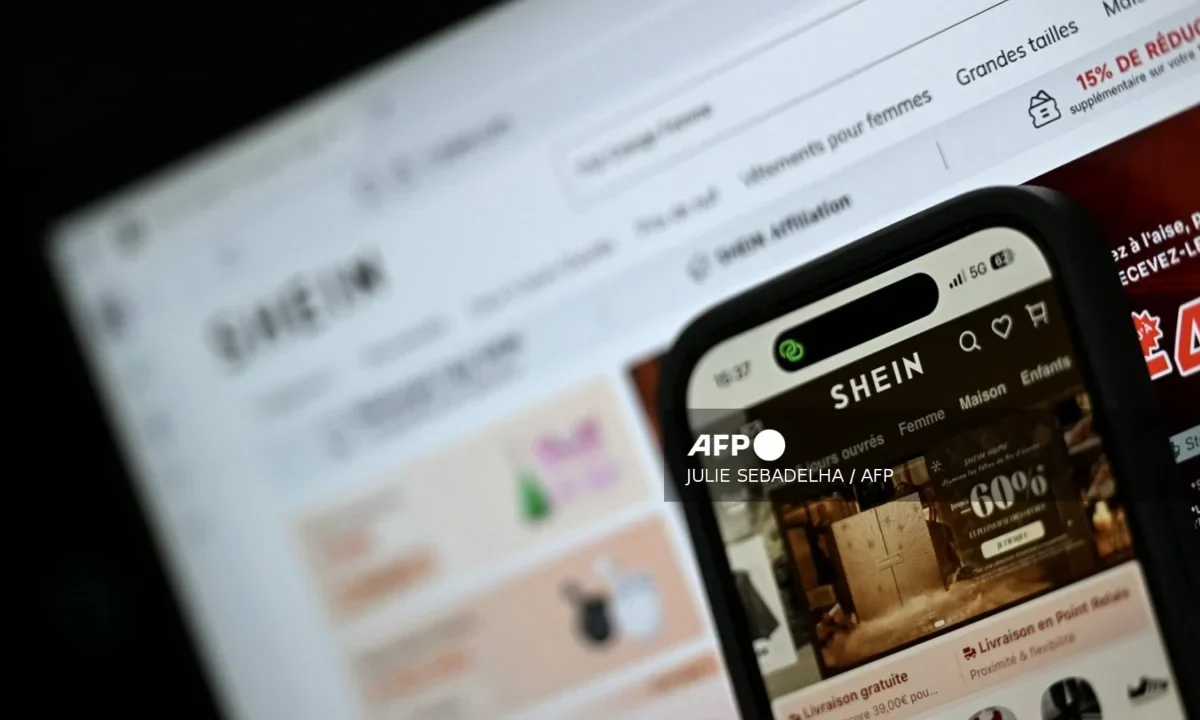 La primera tienda permanente de Shein abrió en París mientras el gobierno francés activa un proceso para suspender la plataforma.