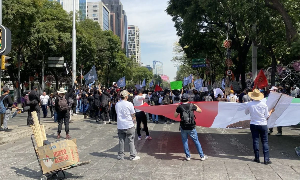 Los manifestantes se autoidentificaron como Generación Z y algunos de ellos portaban la bandera del anime One Piece durante la marcha.