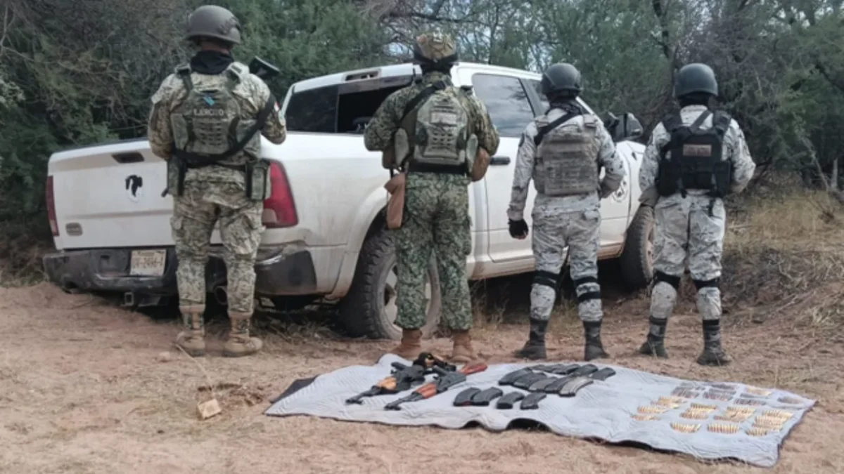 Elementos de la Guardia Nacional y Ejército aseguraron armas y detuvieron a dos menores involucrados en actividades delictivas en Michoacán.
