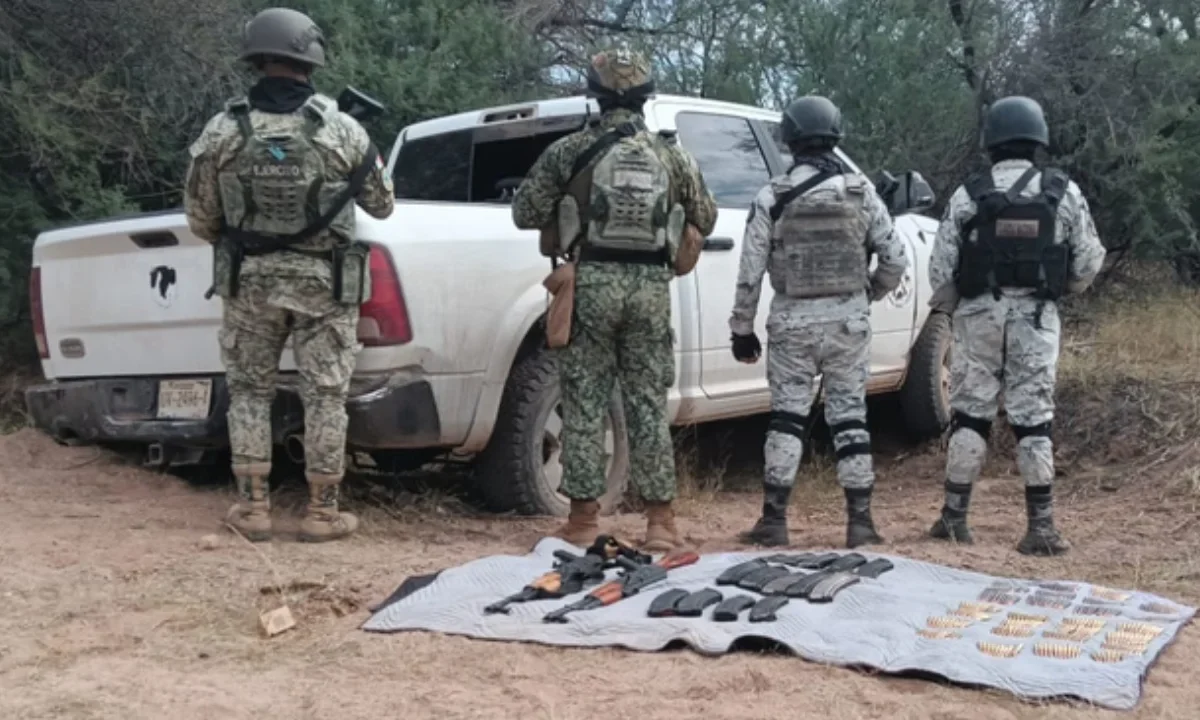 Elementos de la Guardia Nacional y Ejército aseguraron armas y detuvieron a dos menores involucrados en actividades delictivas en Michoacán.