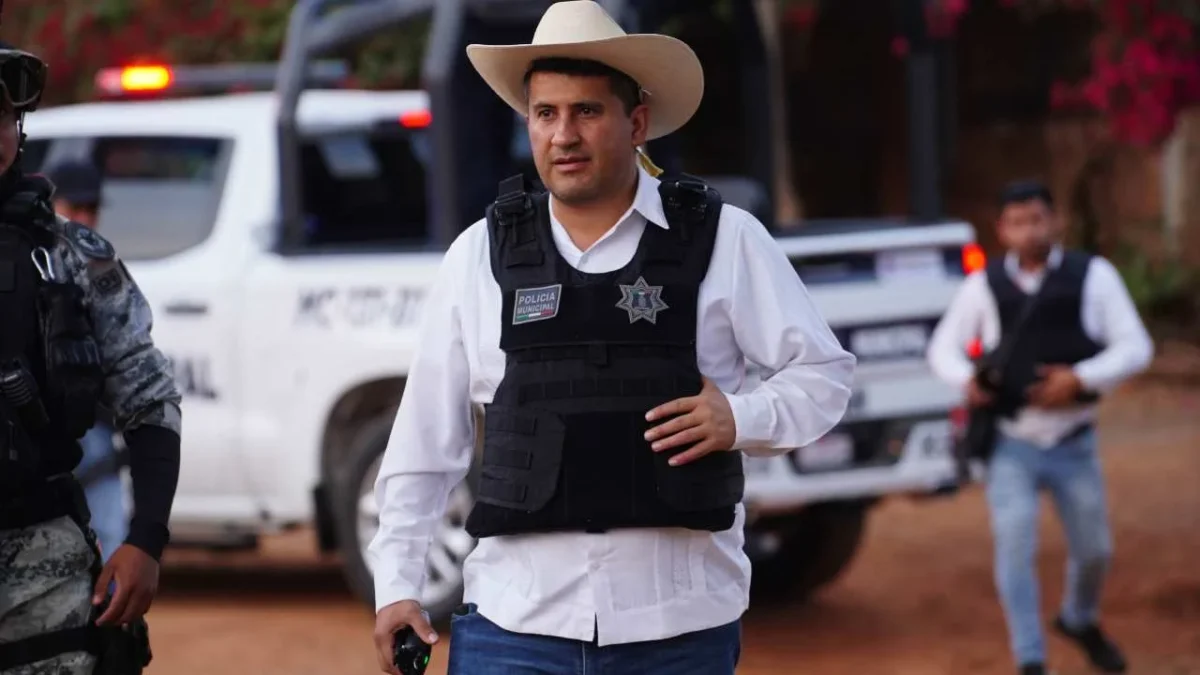 Aunque ya detuvieron a 7, un escolta de Carlos Manzo está prófugo, aseguró el gobernador de Michoacán.