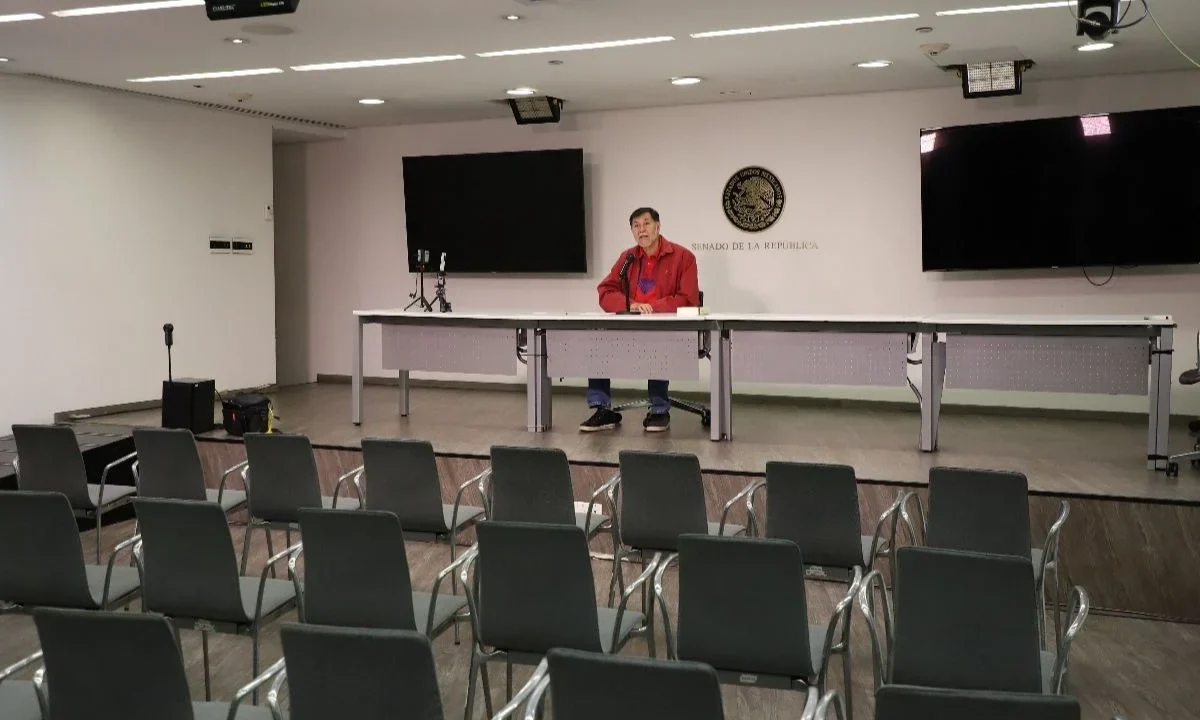 Luego de sus polémicas declaraciones contra Grecia Quiroz, Gerardo Fernández Noroña realizó una conferencia de prensa, a la que ningún reportero acudió.