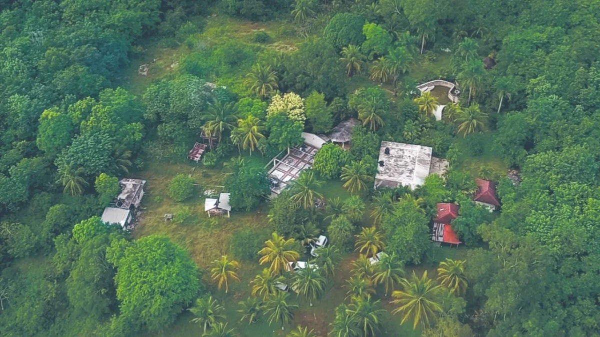Localizan una fosa clandestina con al menos 16 cuerpos dentro del rancho Sac-Lol, en el municipio de Puerto Morelos, en Quintana Roo.