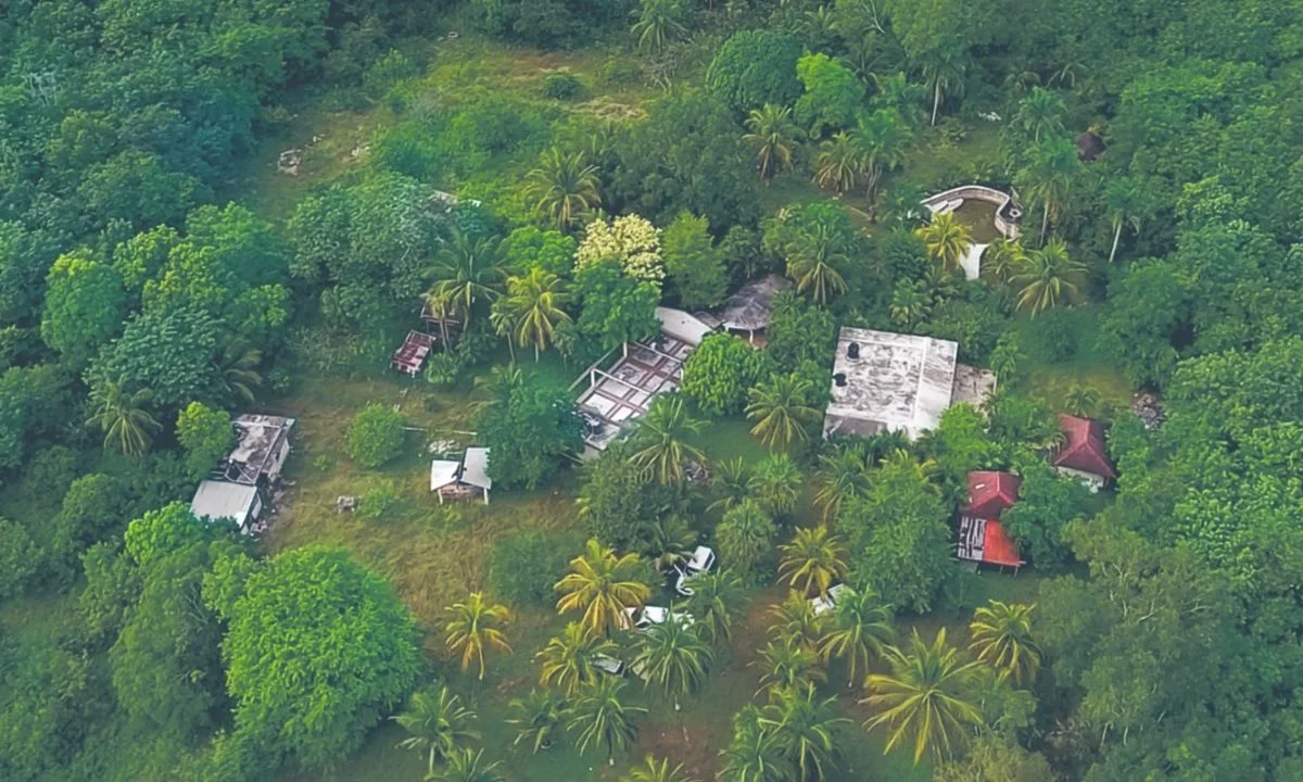 Localizan una fosa clandestina con al menos 16 cuerpos dentro del rancho Sac-Lol, en el municipio de Puerto Morelos, en Quintana Roo.