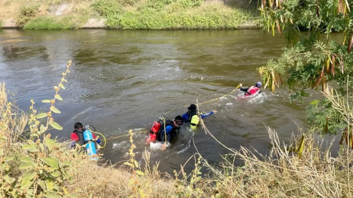 Cuerpos de rescate hallaron el cuerpo de un menor que cayó a las aguas de un canal en la comunidad El Alto del Coyote, al norte de Culiacán. 