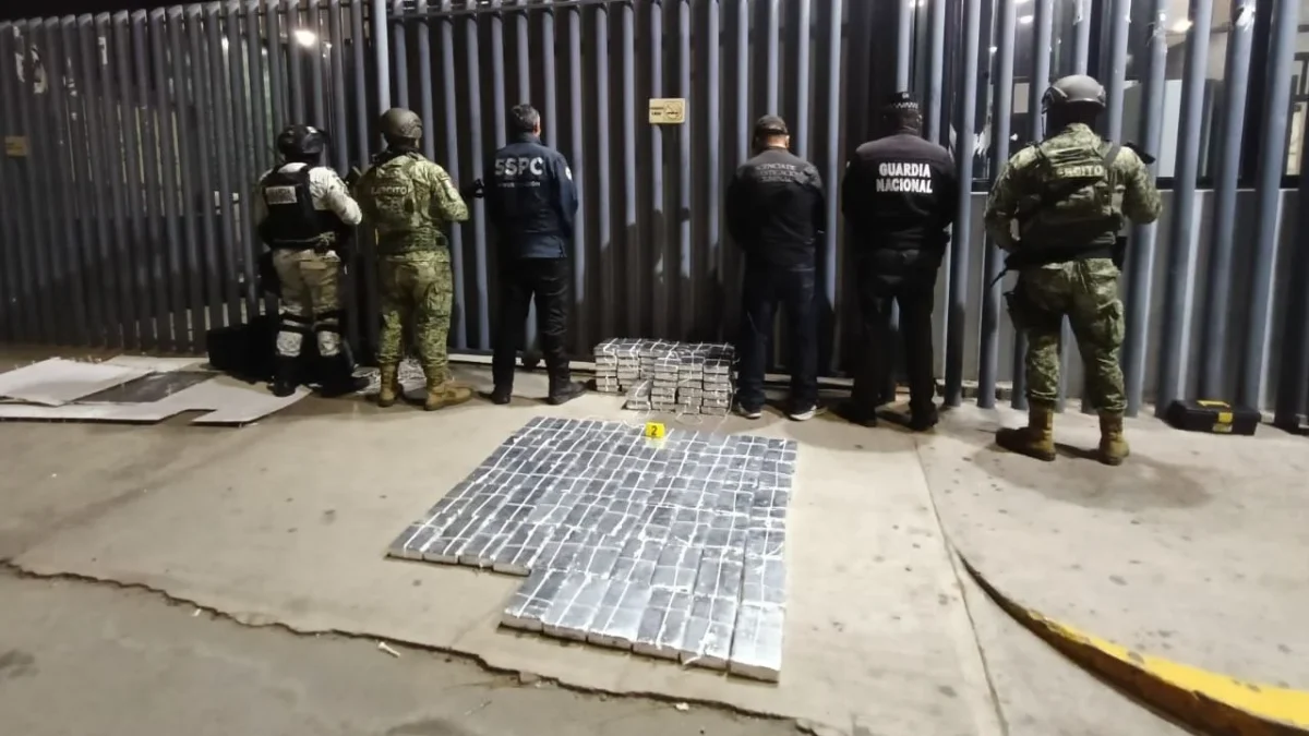 Elementos del Ejército mexicano y de la Guardia Nacional aseguraron 112 kilogramos de probable cocaína, en Baja California.