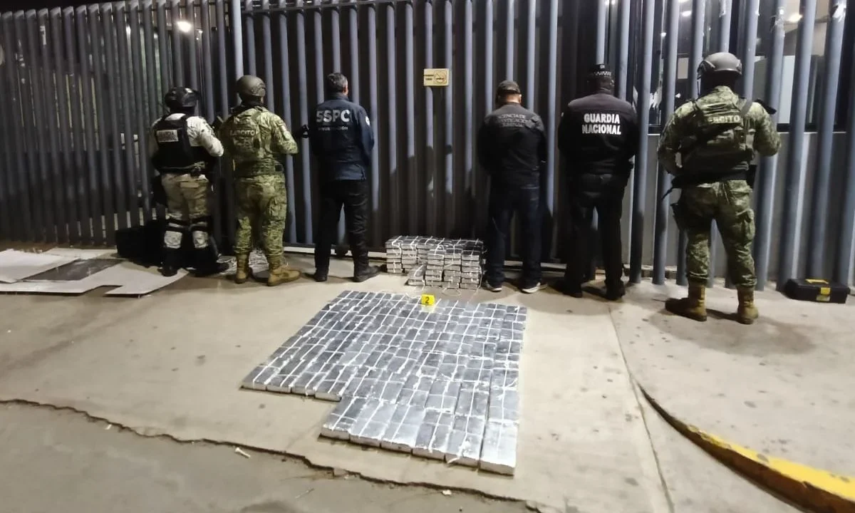 Elementos del Ejército mexicano y de la Guardia Nacional aseguraron 112 kilogramos de probable cocaína, en Baja California.