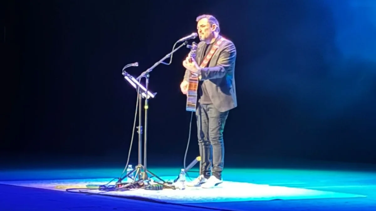 Los seguidores de Ismael Serrano acudieron a la cita para escuchar al español, que hace unos días estrenó su lanzamiento 'Paraules D’Amor'.