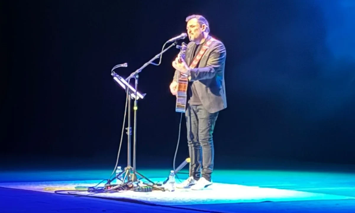 Los seguidores de Ismael Serrano acudieron a la cita para escuchar al español, que hace unos días estrenó su lanzamiento 'Paraules D’Amor'.