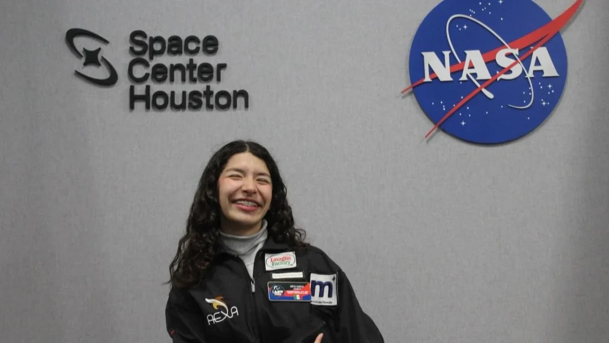 Sofía García Chávez viajó a la NASA en Houston para presentar el asistente holográfico de IA, apoyo de primera acción ante emergencias.