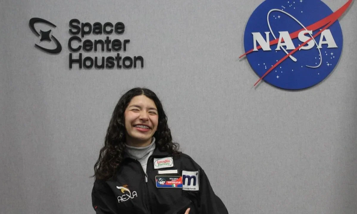 Sofía García Chávez viajó a la NASA en Houston para presentar el asistente holográfico de IA, apoyo de primera acción ante emergencias.