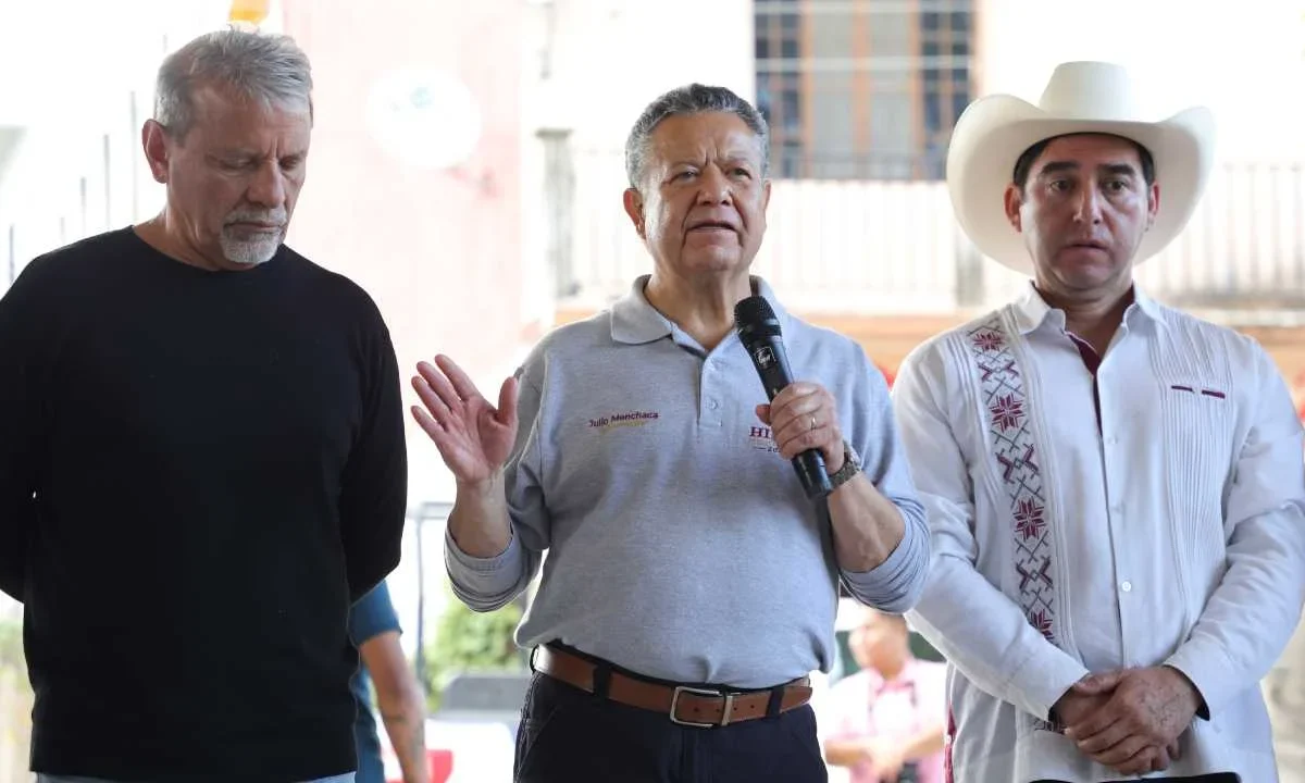 El gobernador de Hidalgo, Julio Menchaca, recorre comunidades afectadas de la Huasteca hidalguense.