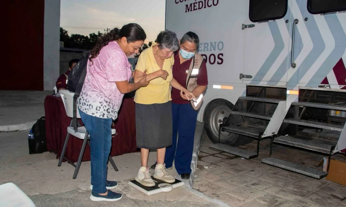 Con visitas a domicilio y una caravana de servicios de salud gratuitos, se realizó Salud en tu Barrio en el tradicional parque de Santa Ana.