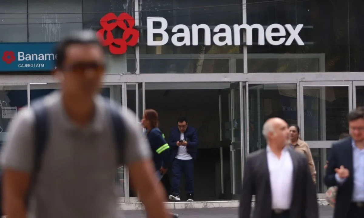 Si estás pensando en hacer operaciones bancarias, te decimos si los bancos abren mañana 17 de noviembre, día feriado.