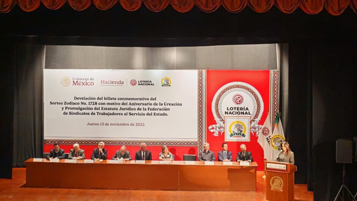 Olivia Salomón, David Kershenobich y Marco Antonio García Ayala encabezaron la develación del billete conmemorativo por los 87 años de la FSTSE.