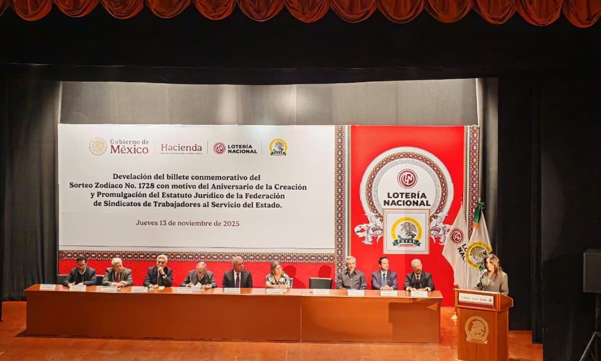 Olivia Salomón, David Kershenobich y Marco Antonio García Ayala encabezaron la develación del billete conmemorativo por los 87 años de la FSTSE.