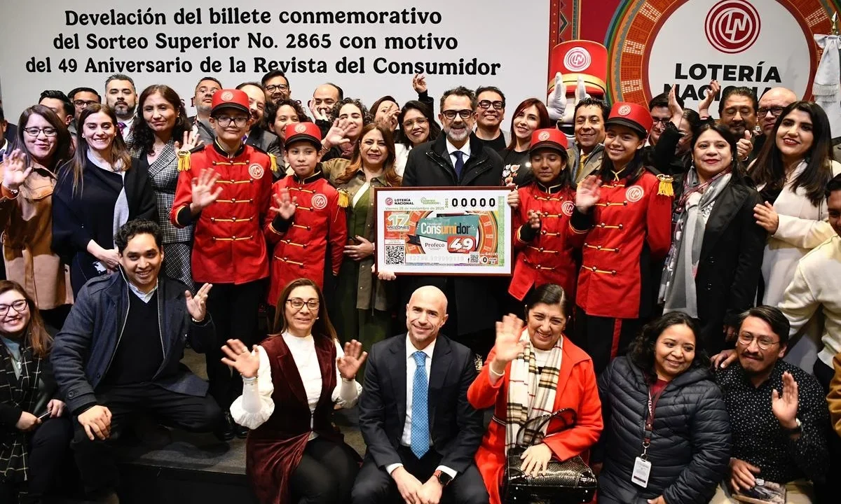 La Lotería Nacional y la Profeco conmemoran 49 años de la Revista del Consumidor con un billete especial.