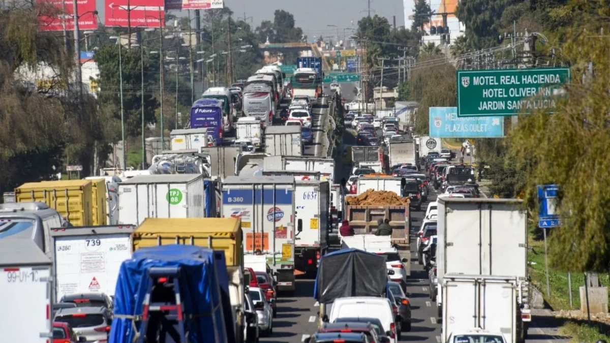 Manifestantes mantuvieron, por 7 horas, un bloqueo este jueves en la carretera México-Toluca.