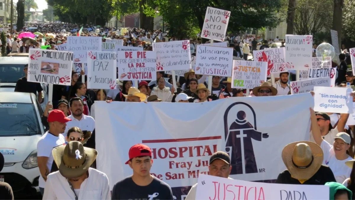 Vestidos de blanco y con sombreros, pancartas y banderas marcharon en Uruapan miembros del Movimiento del Sombrero y miles de ciudadanos.