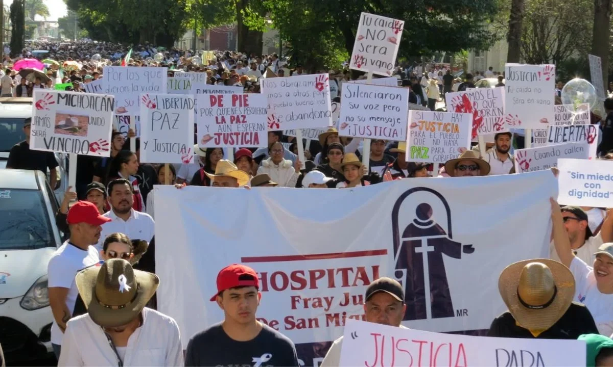Vestidos de blanco y con sombreros, pancartas y banderas marcharon en Uruapan miembros del Movimiento del Sombrero y miles de ciudadanos.