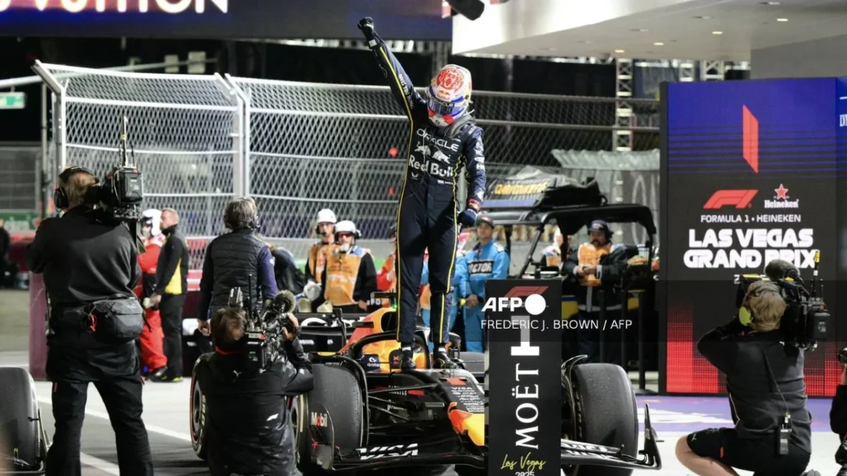 Max Verstappen, de Red Bull, se impuso la noche del sábado en el Gran Premio de Las Vegas, mientras Norris se acerca más al liderato.