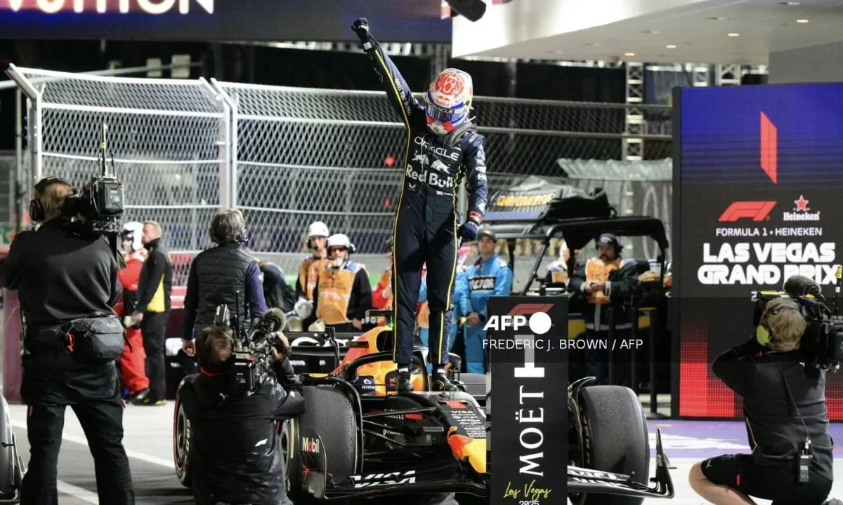 Max Verstappen, de Red Bull, se impuso la noche del sábado en el Gran Premio de Las Vegas, mientras Norris se acerca más al liderato.