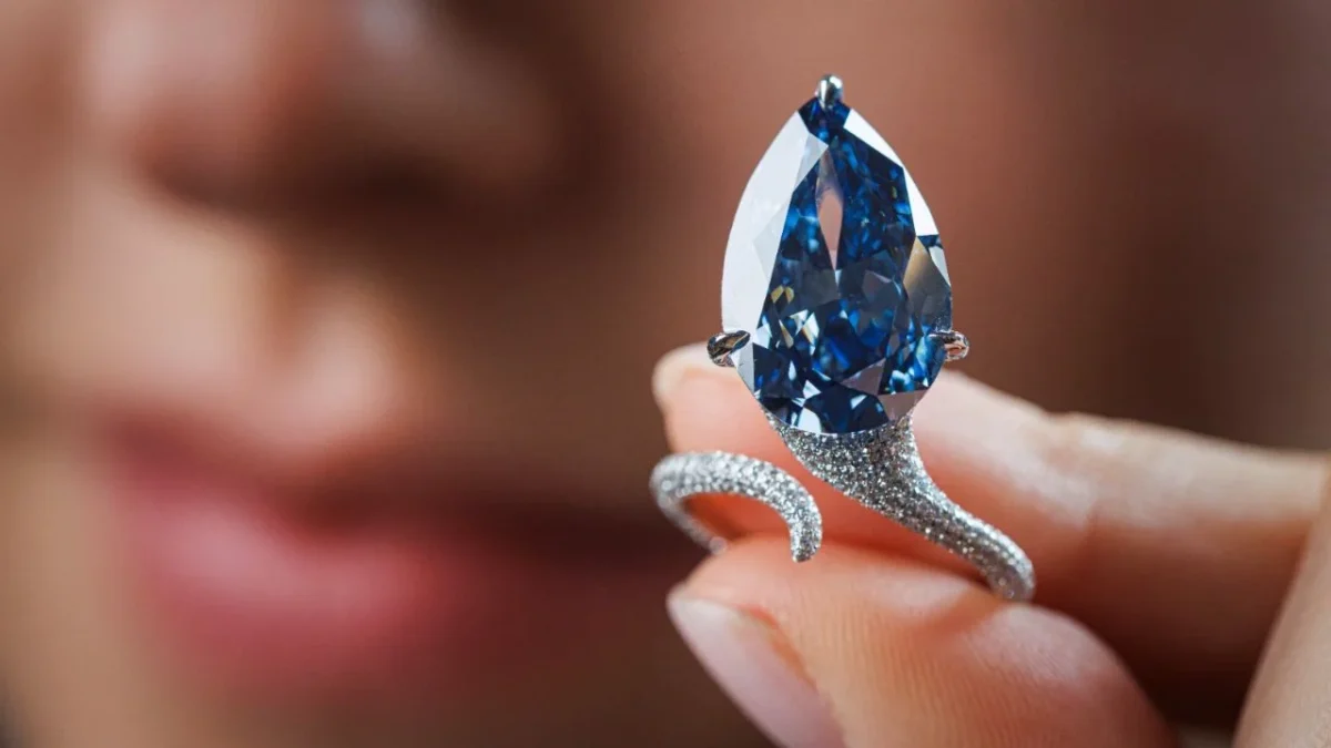 El 'Mellon blue', diamante azul vivo de 9,51 quilates montado en un anillo, se vendió en más de 25 millones de dólares en Ginebra.